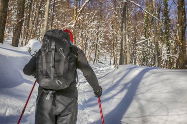 Karlı dağ adam uzun yürüyüşe çıkan kimse