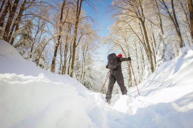 Karlı dağ adam uzun yürüyüşe çıkan kimse