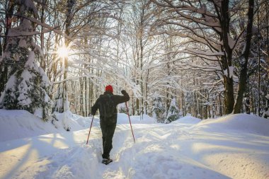 Karlı dağ adam uzun yürüyüşe çıkan kimse