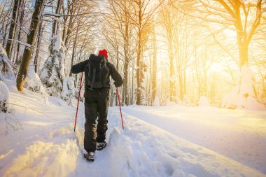 Karlı dağ adam uzun yürüyüşe çıkan kimse