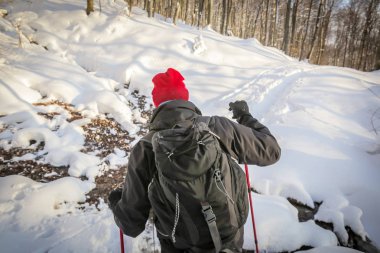 Karlı dağ adam uzun yürüyüşe çıkan kimse