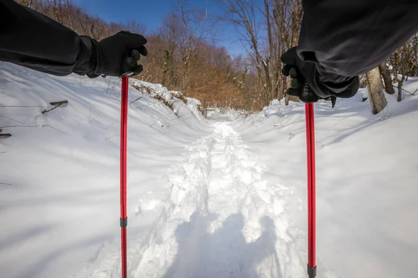 Mannen hiker på en snöig berg — Stockfoto