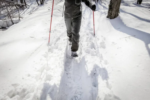 Mannen hiker på en snöig berg — Stockfoto