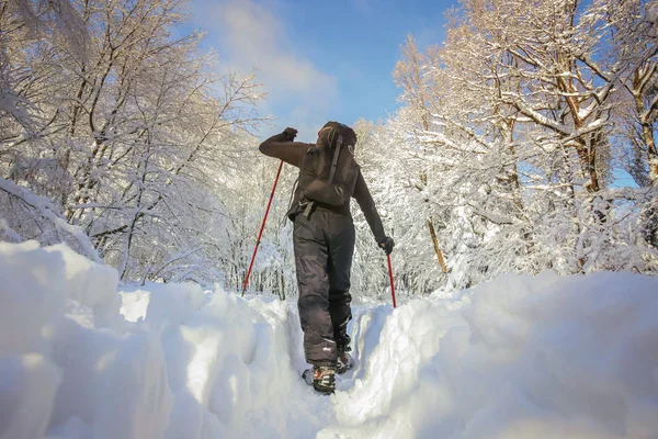 Mannen hiker på en snöig berg — Stockfoto