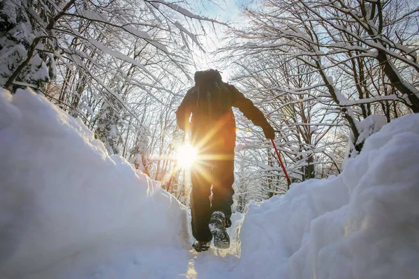 Mannen hiker på en snöig berg — Stockfoto