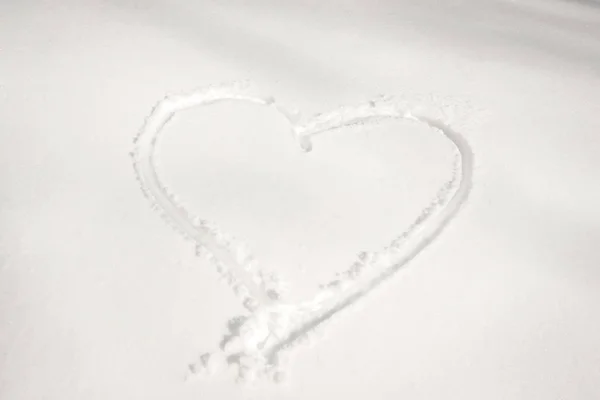 Figura a forma di cuore nella neve — Foto Stock