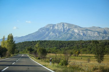 Tepe tepe ile kırsal manzara yolda