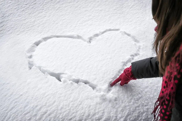 Woman drawing heart shape — ストック写真