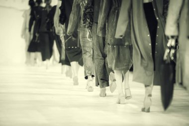  Podyum pist göstermek olay