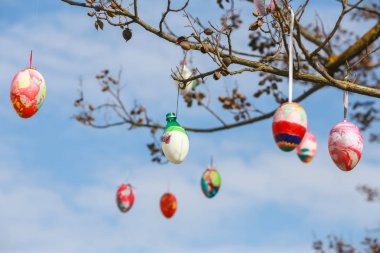 Paskalya yumurtaları ve ağaç üzerinde dekore edilmiş