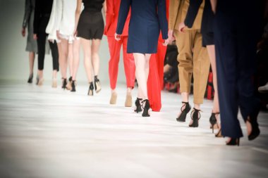 Dikiz moda modelleri bacaklar yukarı detayını kaplı