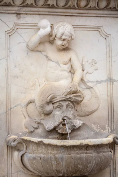 La Fontana dei putti — стокове фото