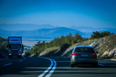 Trafik ve manzaralı yol