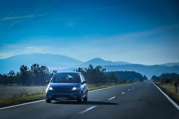 Road with traffic and landscape — Stock Photo, Image