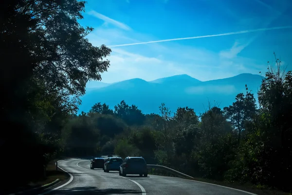 Road with traffic and landscape — Stock Photo, Image