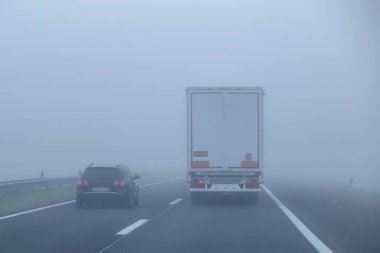 Sis sırasında trafik