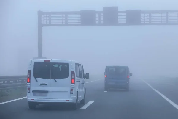 Tráfico durante la niebla — Foto de Stock
