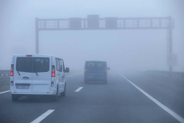 Tráfico durante la niebla — Foto de Stock