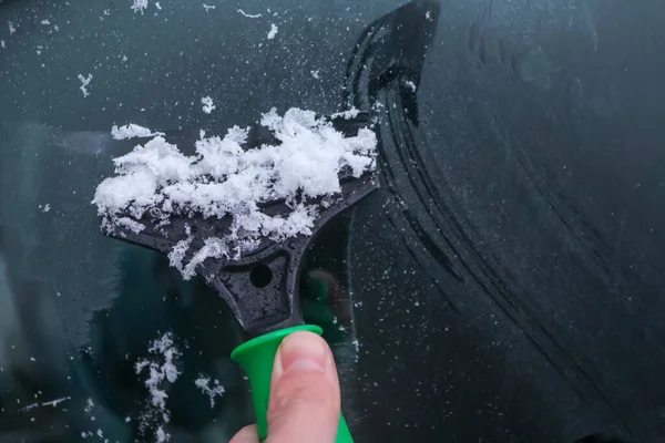 Limpeza Uma Janela Carro Congelado Com Raspador Metal — Fotografia de Stock