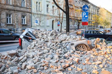 Zagreb, Hırvatistan - 22 Mart 2020: Hırvatistan 'ın sabah başkentinde Zagreb, Richter başına 5,5 şiddetindeki depremin etkisiyle sarsıldı. Binanın çökmüş kısımları arabaları tahrip etti..