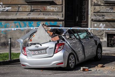 Zagreb, Hırvatistan - 22 Mart 2020: Hırvatistan 'ın sabah başkentinde Zagreb, Richter başına 5,5 şiddetindeki depremin etkisiyle sarsıldı. Binanın çökmüş kısımları arabaları tahrip etti..