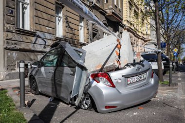 Zagreb, Hırvatistan - 22 Mart 2020: Hırvatistan 'ın sabah başkentinde Zagreb, Richter başına 5,5 şiddetindeki depremin etkisiyle sarsıldı. Binanın çökmüş kısımları arabaları tahrip etti..