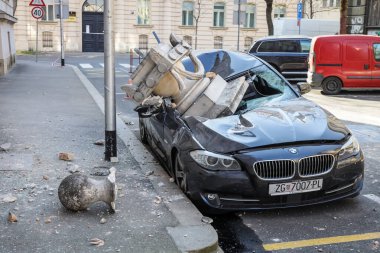 Zagreb, Hırvatistan - 22 Mart 2020: Hırvatistan 'ın sabah başkentinde Zagreb, Richter başına 5,5 şiddetindeki depremin etkisiyle sarsıldı. Binanın çökmüş kısımları arabaları tahrip etti..