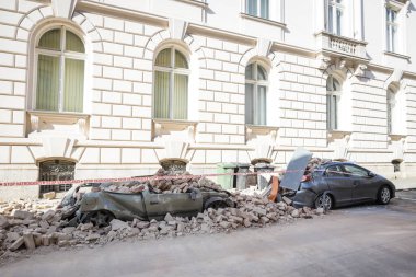 Zagreb, Hırvatistan - 22 Mart 2020: Hırvatistan 'ın sabah başkentinde Zagreb, Richter başına 5,5 şiddetindeki depremin etkisiyle sarsıldı. Binanın çökmüş kısımları arabaları tahrip etti..