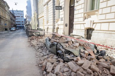 Zagreb, Hırvatistan - 22 Mart 2020: Hırvatistan 'ın sabah başkentinde Zagreb, Richter başına 5,5 şiddetindeki depremin etkisiyle sarsıldı. Binanın çökmüş kısımları arabaları tahrip etti..