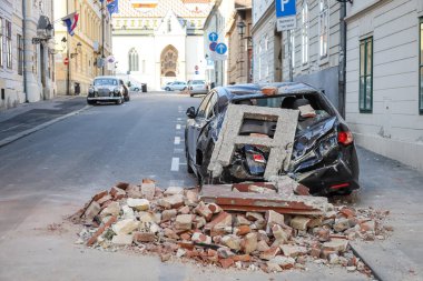 Zagreb, Hırvatistan - 22 Mart 2020: Hırvatistan 'ın sabah başkentinde Zagreb, Richter başına 5,5 şiddetindeki depremin etkisiyle sarsıldı. Binanın çökmüş kısımları arabaları tahrip etti..