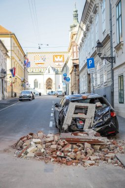 Zagreb, Hırvatistan - 22 Mart 2020: Hırvatistan 'ın sabah başkentinde Zagreb, Richter başına 5,5 şiddetindeki depremin etkisiyle sarsıldı. Binanın çökmüş kısımları arabaları tahrip etti..