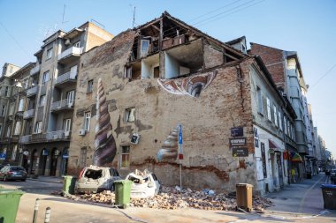 Zagreb, Hırvatistan - 22 Mart 2020: Hırvatistan 'ın sabah başkentinde Zagreb, Richter başına 5,5 şiddetindeki depremin etkisiyle sarsıldı. Binanın çökmüş kısımları arabaları tahrip etti..