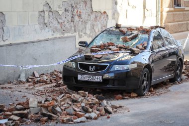 Zagreb, Hırvatistan - 22 Mart 2020: Hırvatistan 'ın sabah başkentinde Zagreb, Richter başına 5,5 şiddetindeki depremin etkisiyle sarsıldı. Binanın çökmüş kısımları arabaları tahrip etti..