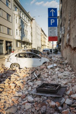Zagreb, Hırvatistan - 22 Mart 2020: Hırvatistan 'ın sabah başkentinde Zagreb, Richter başına 5,5 şiddetindeki depremin etkisiyle sarsıldı. Binanın çökmüş kısımları arabaları tahrip etti..