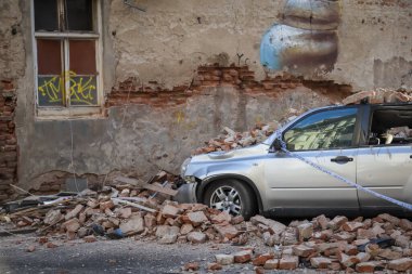 Zagreb, Hırvatistan - 22 Mart 2020: Hırvatistan 'ın sabah başkentinde Zagreb, Richter başına 5,5 şiddetindeki depremin etkisiyle sarsıldı. Binanın çökmüş kısımları arabaları tahrip etti..