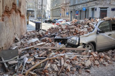 Zagreb, Hırvatistan - 22 Mart 2020: Hırvatistan 'ın sabah başkentinde Zagreb, Richter başına 5,5 şiddetindeki depremin etkisiyle sarsıldı. Binanın çökmüş kısımları arabaları tahrip etti..
