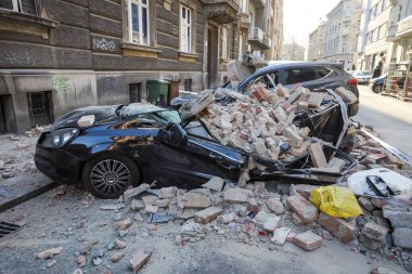 Zagreb, Hırvatistan - 22 Mart 2020: Hırvatistan 'ın sabah başkentinde Zagreb, Richter başına 5,5 şiddetindeki depremin etkisiyle sarsıldı. Binanın çökmüş kısımları arabaları tahrip etti..
