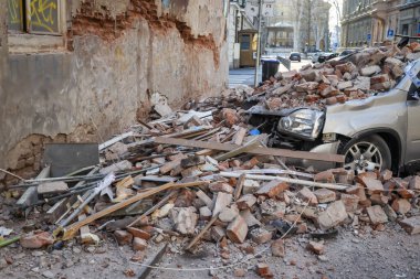Zagreb, Hırvatistan - 22 Mart 2020: Hırvatistan 'ın sabah başkentinde Zagreb, Richter başına 5,5 şiddetindeki depremin etkisiyle sarsıldı. Binanın çökmüş kısımları arabaları tahrip etti..