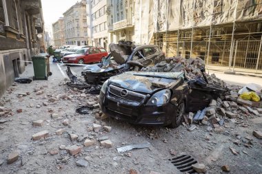 Zagreb, Hırvatistan - 22 Mart 2020: Hırvatistan 'ın sabah başkentinde Zagreb, Richter başına 5,5 şiddetindeki depremin etkisiyle sarsıldı. Binanın çökmüş kısımları arabaları tahrip etti..