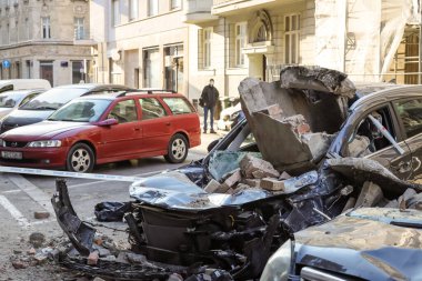 Zagreb, Hırvatistan - 22 Mart 2020: Hırvatistan 'ın sabah başkentinde Zagreb, Richter başına 5,5 şiddetindeki depremin etkisiyle sarsıldı. Binanın çökmüş kısımları arabaları tahrip etti..