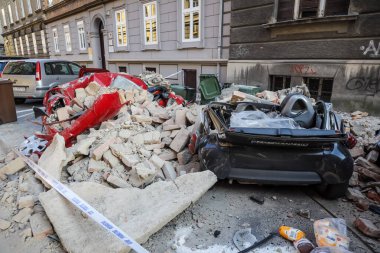 Zagreb, Hırvatistan - 22 Mart 2020: Hırvatistan 'ın sabah başkentinde Zagreb, Richter başına 5,5 şiddetindeki depremin etkisiyle sarsıldı. Binanın çökmüş kısımları arabaları tahrip etti..