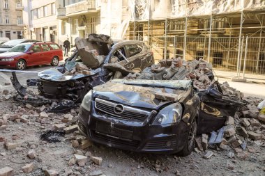 Zagreb, Hırvatistan - 22 Mart 2020: Hırvatistan 'ın sabah başkentinde Zagreb, Richter başına 5,5 şiddetindeki depremin etkisiyle sarsıldı. Binanın çökmüş kısımları arabaları tahrip etti..