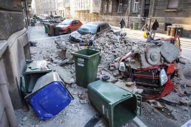 Zagreb, Hırvatistan - 22 Mart 2020: Hırvatistan 'ın sabah başkentinde Zagreb, Richter başına 5,5 şiddetindeki depremin etkisiyle sarsıldı. Binanın çökmüş kısımları arabaları tahrip etti..