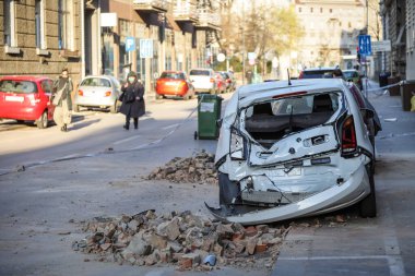 Zagreb, Hırvatistan - 22 Mart 2020: Hırvatistan 'ın sabah başkentinde Zagreb, Richter başına 5,5 şiddetindeki depremin etkisiyle sarsıldı. Binanın çökmüş kısımları arabaları tahrip etti..