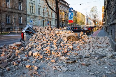 Zagreb, Hırvatistan - 22 Mart 2020: Hırvatistan 'ın sabah başkentinde Zagreb, Richter başına 5,5 şiddetindeki depremin etkisiyle sarsıldı. Binanın çökmüş kısımları arabaları tahrip etti..