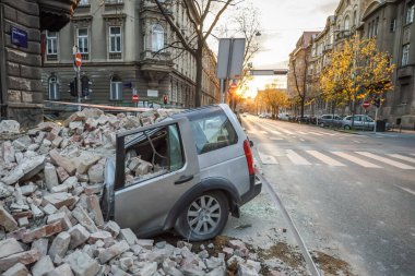 Zagreb, Hırvatistan - 22 Mart 2020: Hırvatistan 'ın sabah başkentinde Zagreb, Richter başına 5,5 şiddetindeki depremin etkisiyle sarsıldı. Binanın çökmüş kısımları arabaları tahrip etti..