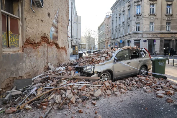 Zagreb, Hırvatistan - 22 Mart 2020: Hırvatistan 'ın sabah başkentinde Zagreb, Richter başına 5,5 şiddetindeki depremin etkisiyle sarsıldı. Binanın çökmüş kısımları arabaları tahrip etti..