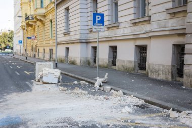 Zagreb, Hırvatistan - 22 Mart 2020: Hırvatistan 'ın başkenti, Zagreb Richter başına 5,5 şiddetindeki depremin etkisiyle sarsıldı. Zagreb şehir merkezinde meydana gelen deprem sonrasında binanın bazı kısımları dağıldı.
