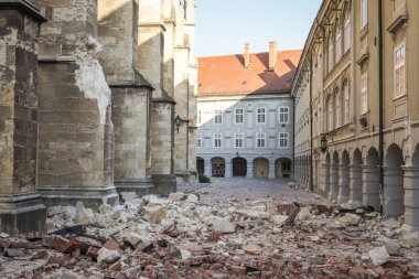 Zagreb, Hırvatistan - 22 Mart 2020: Hırvatistan 'ın başkenti, Zagreb Richter başına 5,5 şiddetindeki depremin etkisiyle sarsıldı. Katedralin iki tepesinden biri deprem sırasında kırıldı..