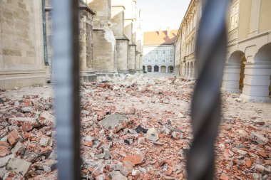 Zagreb, Hırvatistan - 22 Mart 2020: Hırvatistan 'ın başkenti, Zagreb Richter başına 5,5 şiddetindeki depremin etkisiyle sarsıldı. Katedralin iki tepesinden biri deprem sırasında kırıldı..